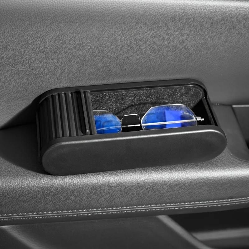 Хранилище для мелочи в центральной консоли автомобиля