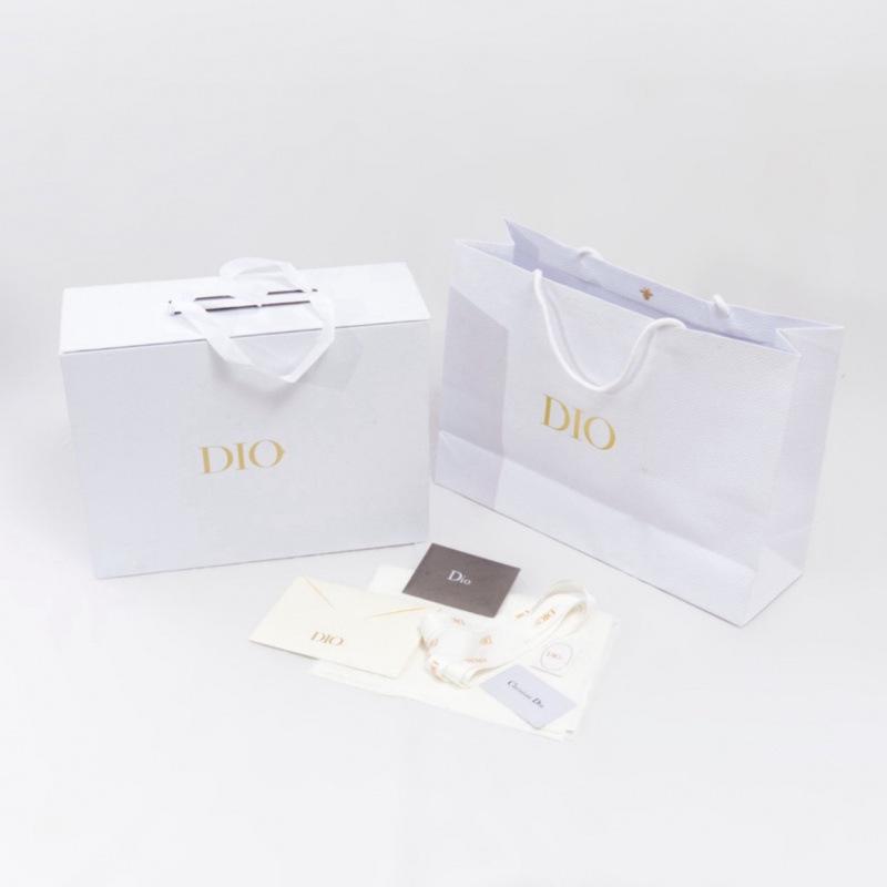 Белый подарочный набор из коробки и пакета для шарфов и одежды.