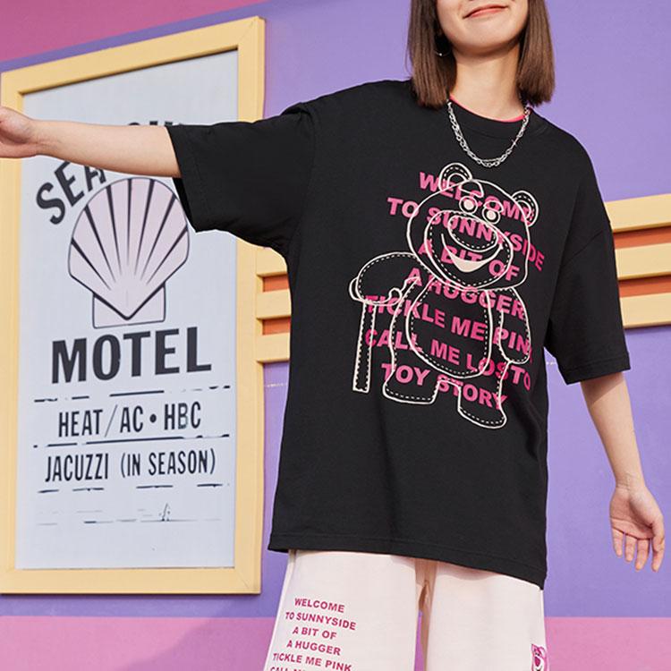 Li-Ning Футболка унисекс с круглым вырезом и короткими рукавами с принтом «Клубничный медведь» и буквенным принтом, черные AHSS955-5