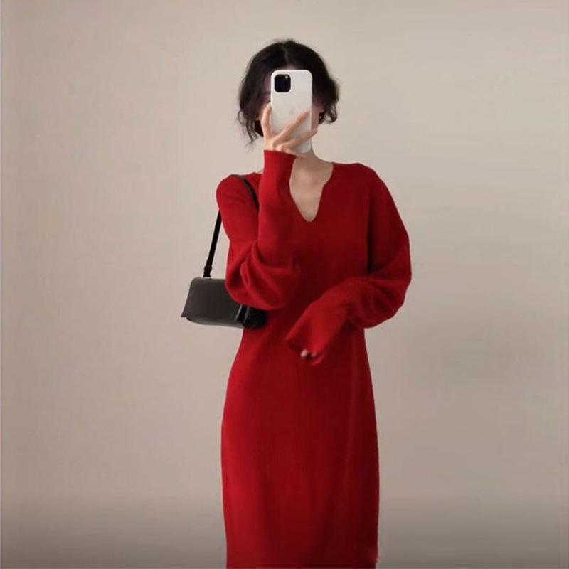 Женское трикотажное платье премиум-класса с V-образным вырезом и облегающим талию дизайном средней длины для осени/зимы.