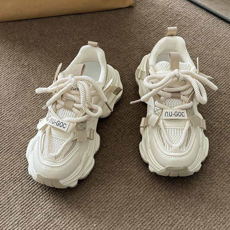 Новый универсальный взрыв 2025 весенне-осеннего сезона обувь для маленьких мужчин для увеличения роста повседневная женская обувь сетчатые кроссовки папины кроссовки женские на толстой подошве-маффин