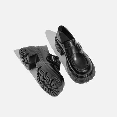 Женщины на толстой подошве носят по два на одну ногу, маленькие кожаные туфли на подошве-маффин и маленькие одинарные туфли, увеличивающие рост.