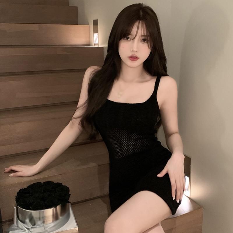 Женское платье с квадратным вырезом и вырезом, узкое