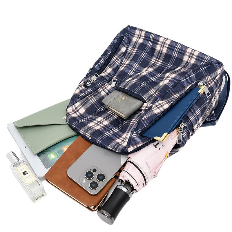 Клетчатый рюкзак прост, имеет высокий уровень внешнего вида, он модный и универсальный, а также является рюкзаком большой вместимости.