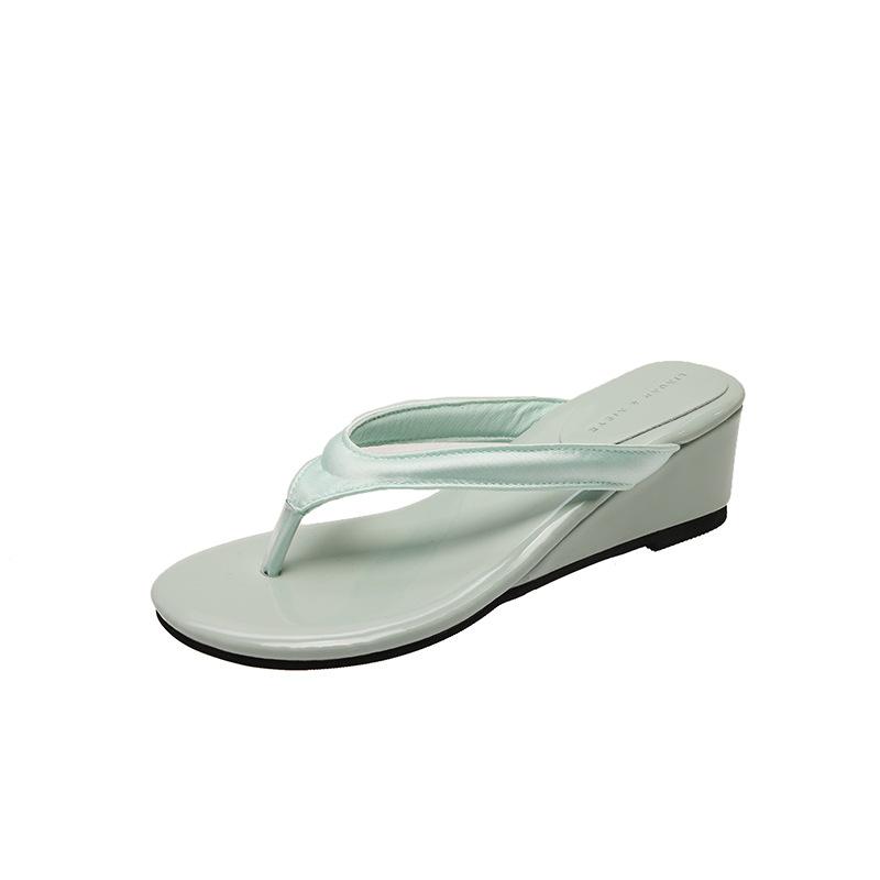 Фея ветер танкетка шлепанцы женские уличные 2025 новые французский темперамент с юбкой пляжные крутые тапочки