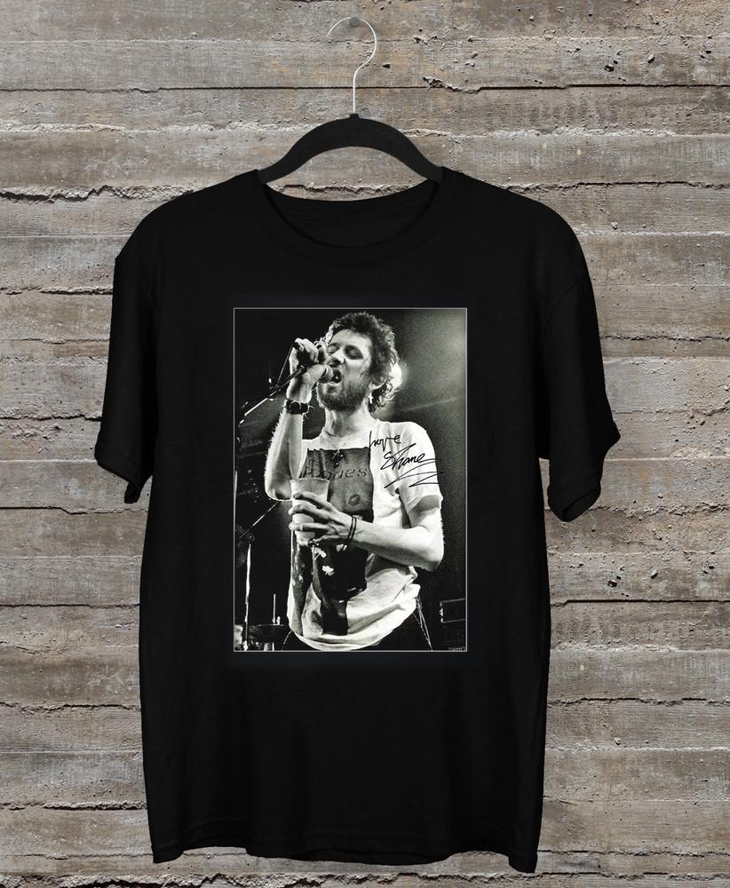 НОВИНКА ХИТ Shane Macgowan 1957-2023 ПодписьTHE POGUES Черная Футболка Все Размеры Унисекс Футболка - Мужская Летняя Хлопковая Футболка с Принтом