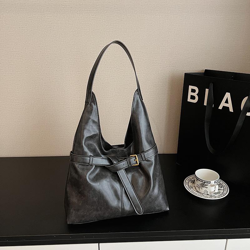 Ретро сумка женская большой вместимости 2025 новая осень и зима универсальная простая сумка через плечо популярная сумка-тоут для поездок в этом году