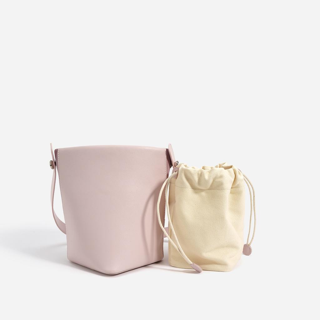 Мягкая кожаная сумка-ведро Весна и лето Нишевая Универсальная Минималистичная Сумка-подмышка на плечо для通勤 Женская