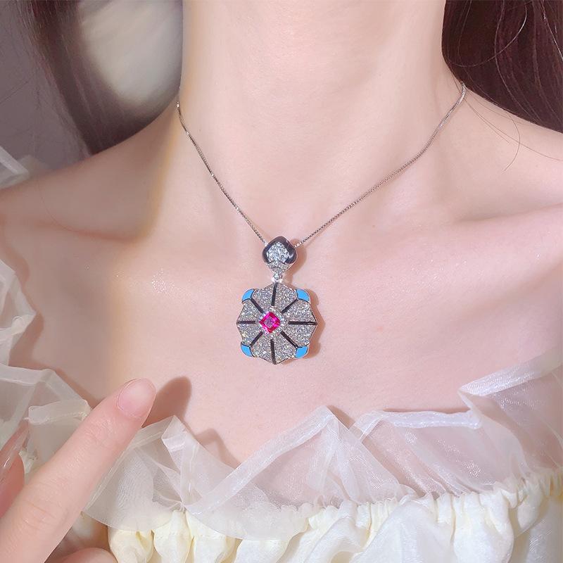 Шестиугольное ювелирное изделие цвет голубиной крови имитация красного корунда королевский синий ожерелье модное изысканное нишевое щедрое легкая роскошь женское