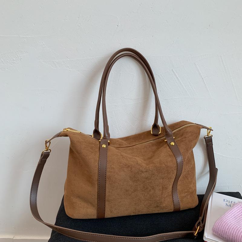 Замшевая сумка женская осень и зима 2025 новая нишевая дизайнерская сумка-мессенджер популярная матовая ретро портативная сумка-тоут