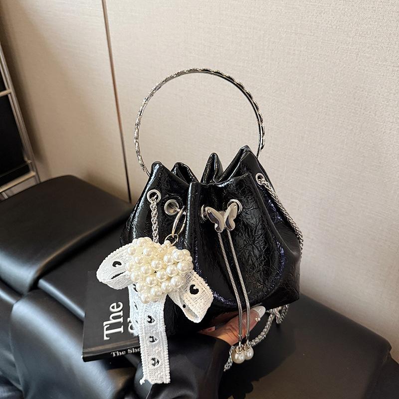 Нишевая дизайнерская сумка женская 2025 новая летняя модная портативная сумка-ведро, универсальная сумка-мессенджер на цепочке для通勤