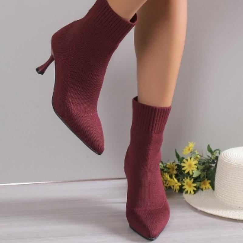 Обувь для женщин. Классические женские ботинки в стиле ретро. Нескользящие ботинки на толстой подошве. Современные ботинки. Удобные и универсальные ботинки.