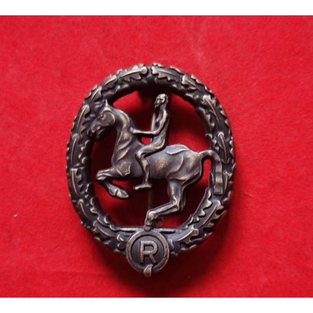 Золотые, серебряные и бронзовые значки классического конного спорта из европейских национальных коллекций Немецкие памятные медали