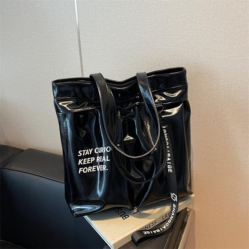 Большая вместительная сумка для женщин 2024 года, новая модная и стильная сумка через плечо для поездок на работу, универсальная сумка для студентов колледжей