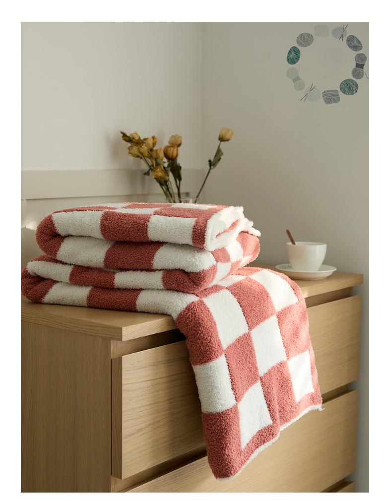 Вязаный плед из бархата в крупную клетку в стиле ретро