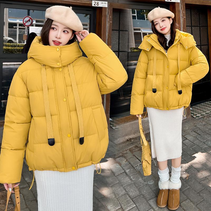 Женская короткая ветрозащитная теплая зимняя куртка-пуховик с капюшоном и поясом