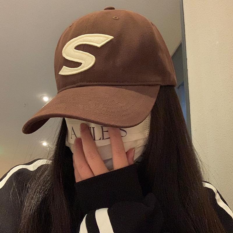 Black S letter design casual versatile baseball cap female ins blogger style showing face small wide brim cap male trend