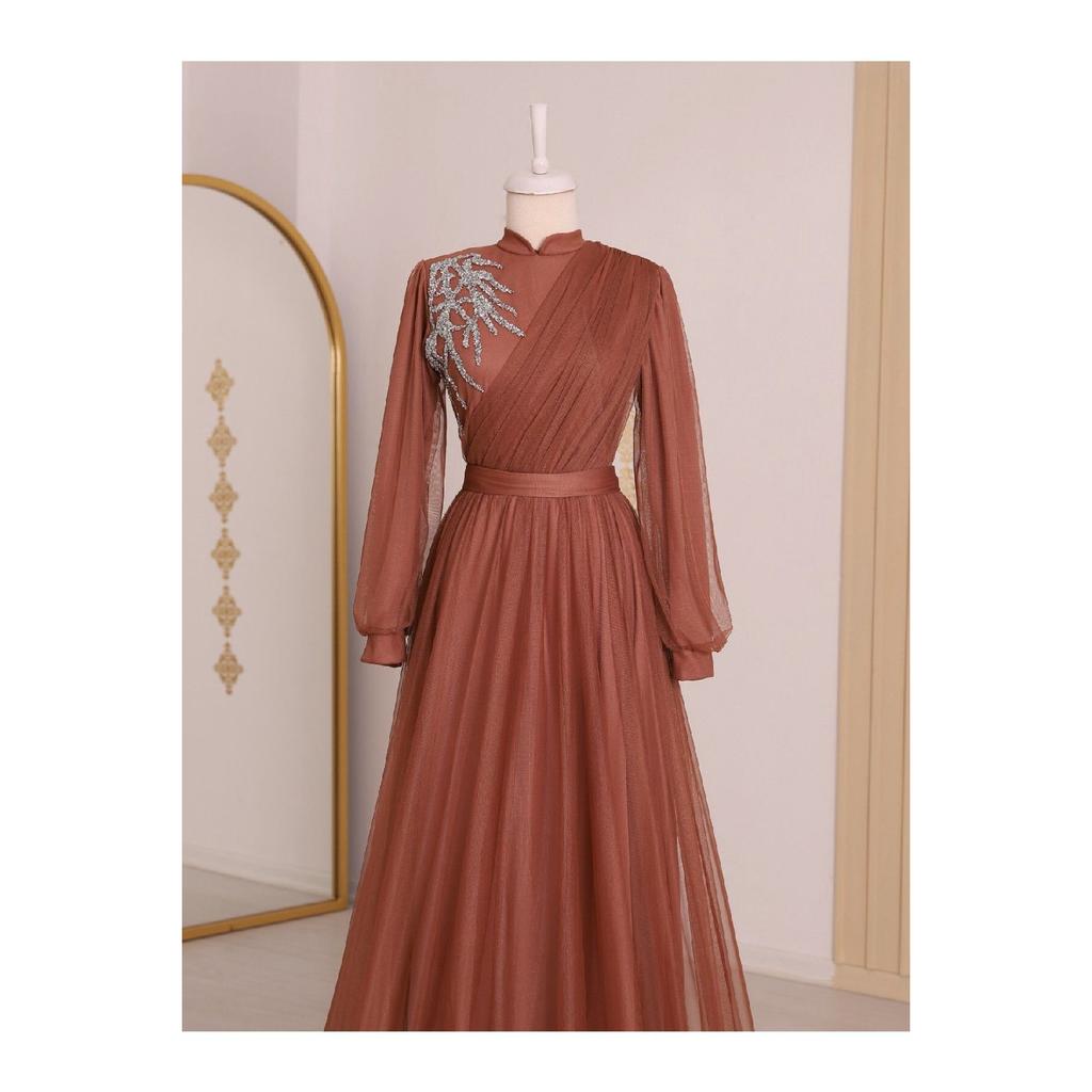 Вечернее платье из тюля с драпировкой и поясом, с каменной отделкой спереди