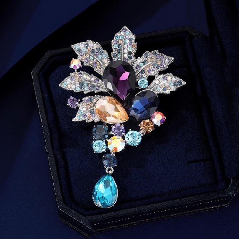 Light Luxury and Dazzling Leaf Brooch, Exquisite and Fashionable Leaf Brooch, Niche Design Sense Brooch