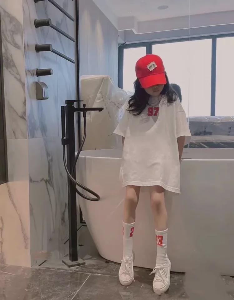 Лето 2022 г. Корейская детская футболка из чистого хлопка и юбка средней длины в стиле BF для мальчиков и девочек