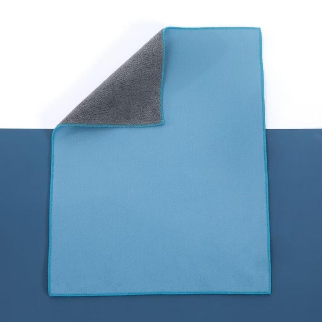 Премиальное замшевое полотенце для мытья автомобиля: Не линяет, обладает высокой впитывающей способностью, быстро сохнет для эффективной уборки.