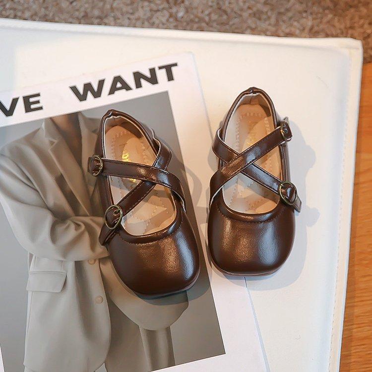 Новые мокасины для девочек с квадратным носком, универсальные, мягкие, детские, модные, простые, нескользящие, детские, кожаные туфли на платформе, однотонные