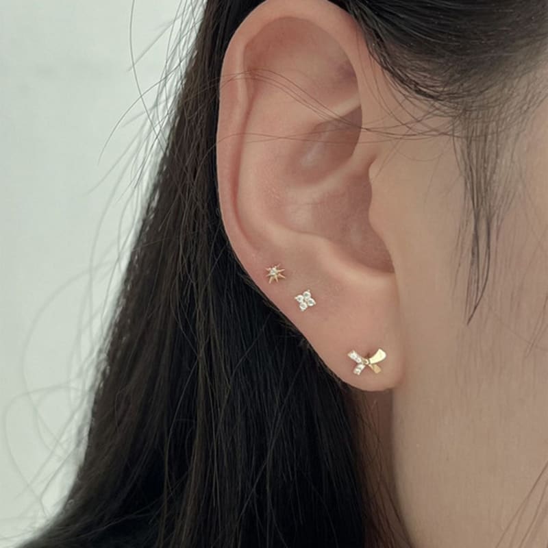 Youngglow 14 каратные серьги-пирсинг 'четыре цветка'