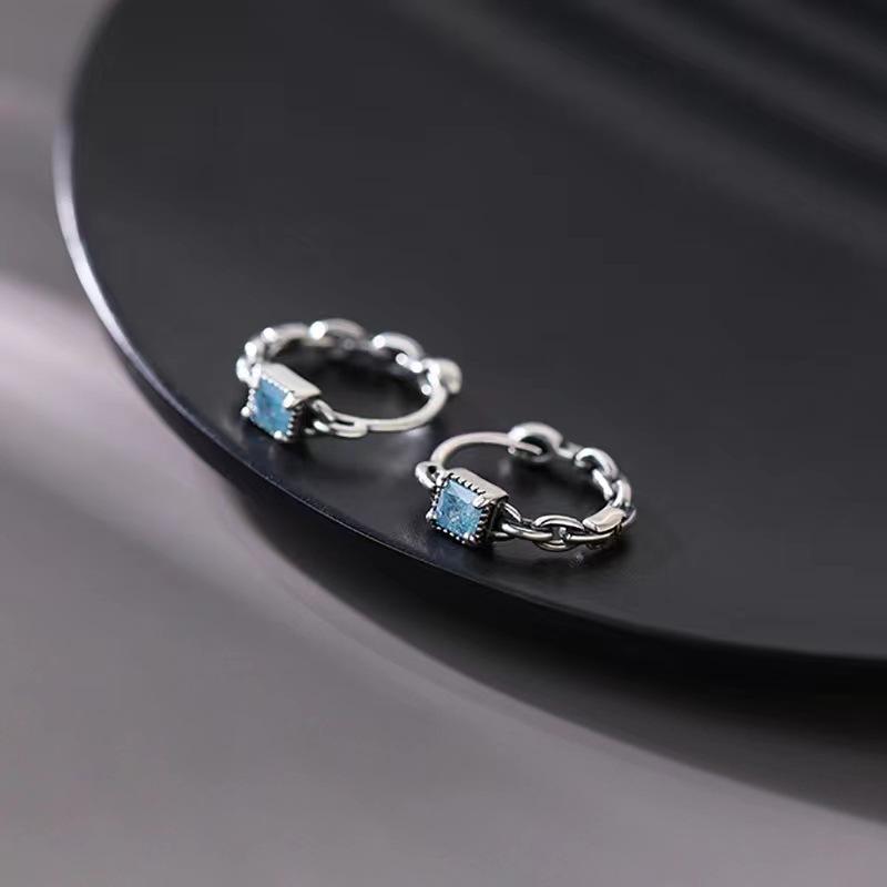 Stylish and simple blue diamond sugar cube temperament ear buckle, niche design high-end personalized earrings earrings