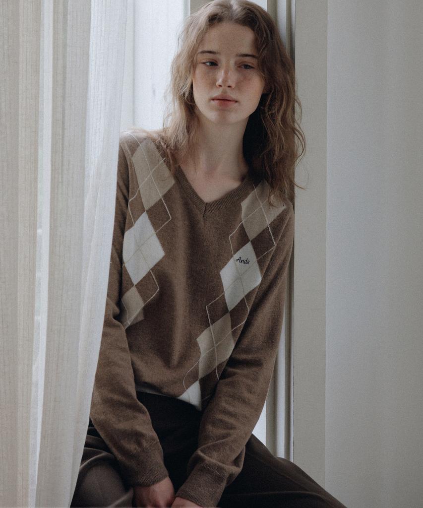 ANDNEEDS Eddy Argyle V-Neck Knit (Camel Brown)