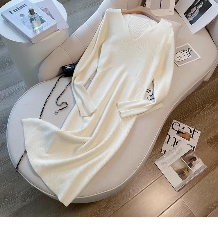 Женское трикотажное платье премиум-класса с V-образным вырезом и облегающим талию дизайном средней длины для осени/зимы.