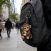 Защитный брелок-обезьянка для рюкзака, милый мультяшный аниме-держатель для ключей, прочный подвес для сумки, школьный подарок для детей