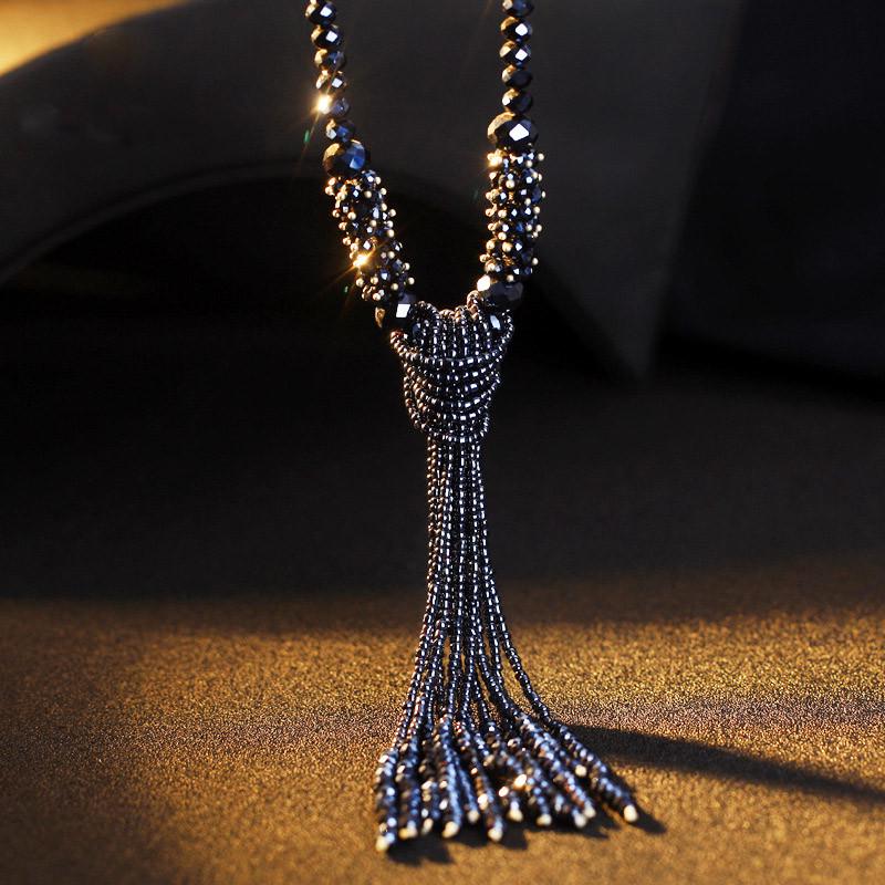 Прекрасное ожерелье с бисером различных расцветок