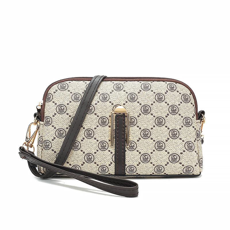 Дама с маленькой квадратной сумкой несет мини-сумку, сумку с монограммой, кошелек для монет для покупок и одноплечевую сумку кроссбоди.