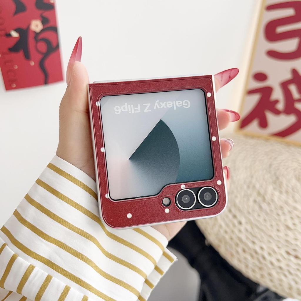 Чехол из кожи с текстурой для Samsung Z Flip 3-7 с вышитым шарфом и дизайном щенка