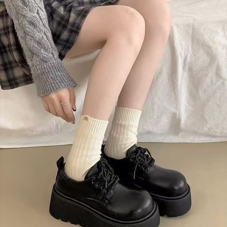 Туфли на платформе-маффине, женские, маленькие кожаные, новые осенне-зимние 2025 года, белые, в британском стиле, с круглым носком, на шнуровке, универсальные, японские одинарные туфли