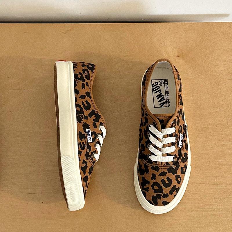 2025 Женские весенние парусиновые слипоны с леопардовым принтом, корейский стиль, студенческие, трендовые, на плоской резиновой подошве, универсальные, шикарные, ленивые туфли