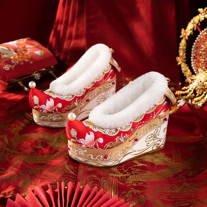 Обувь ханьфу на высоком каблуке, старинная обувь с покатым каблуком, старинная вышитая обувь с жемчугом, изготовленная на заказ, с деформированной головкой, внутренняя высота увеличивается, бант, свадебная обувь