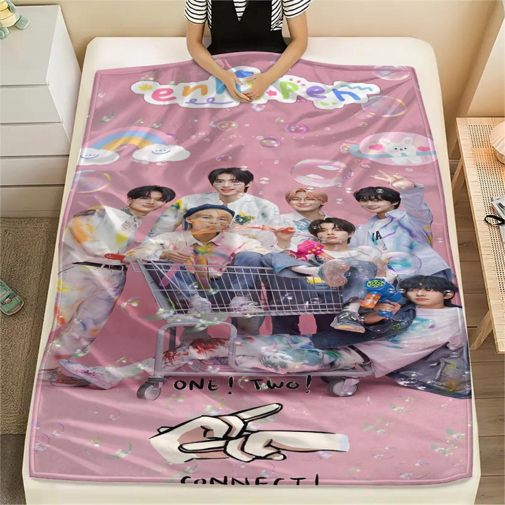 1 шт. Фланелевое одеяло с принтом Enhypen, Высококачественное, для всех сезонов, Декор для дома, Тепло и уют, Идеально для рождественских подарков