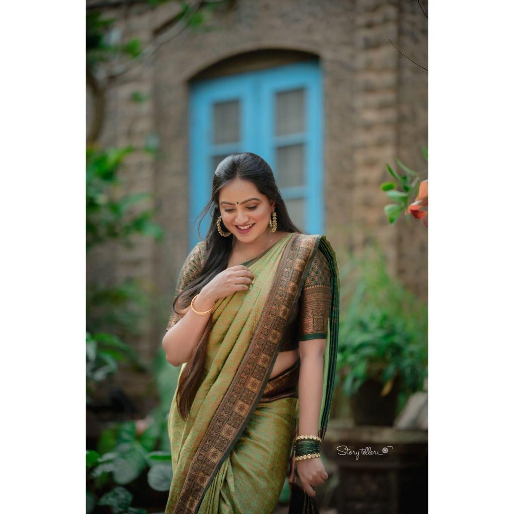 Это красивое сари элегантно украшено великолепным жаккардовым плетением, которое придает образу идеальный вид.