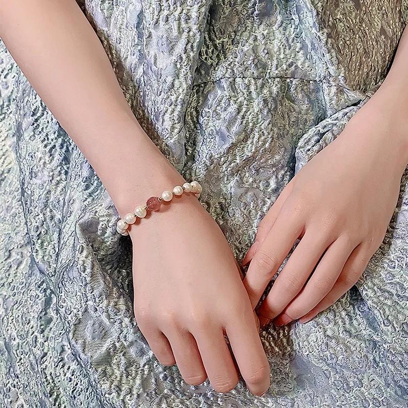 Простой женский браслет с клубничным кристаллом и натуральным жемчугом