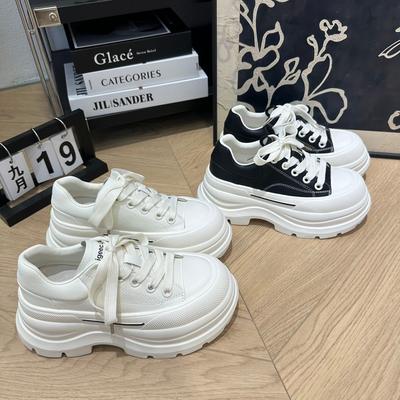 Звезда с теми же белыми туфлями на толстой подошве, женские новые осенние кожаные туфли 2025 года, универсальные повседневные черно-белые туфли на платформе для увеличения роста