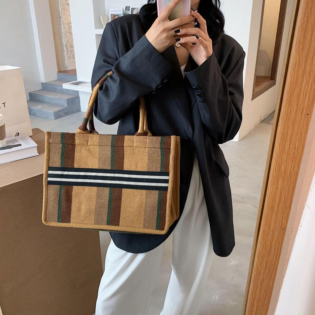 Черно-белая клетчатая сумка-тоут: Универсальная холщовая сумка для работающих женщин с большой вместимостью и стильным дизайном