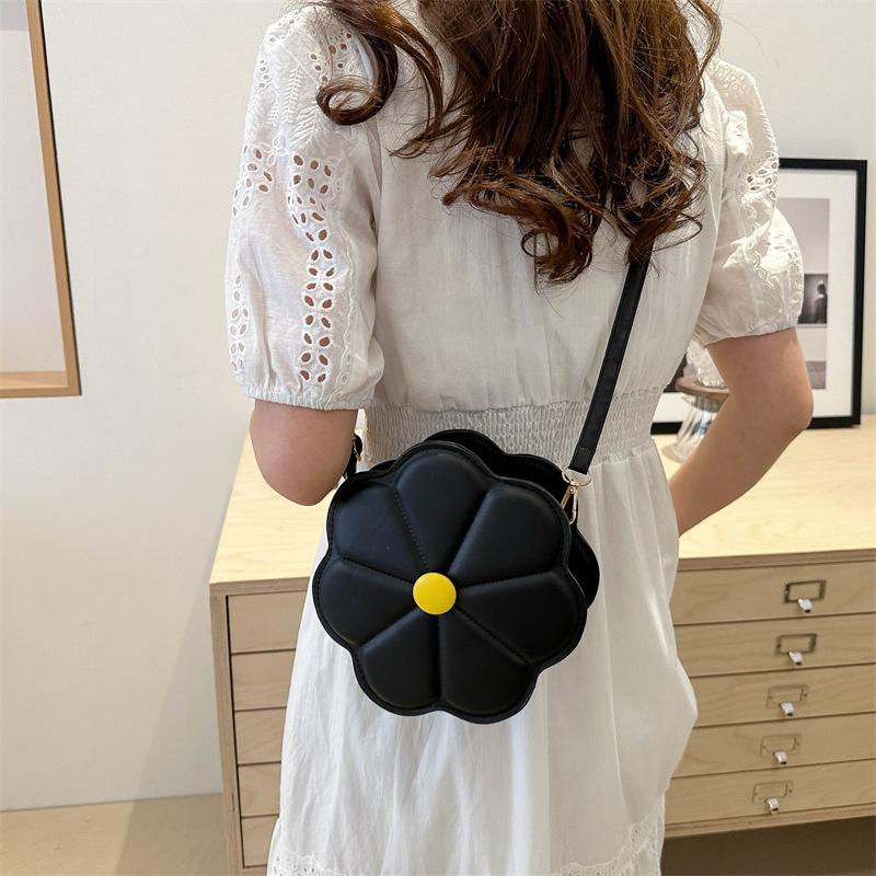 Корейская версия персонализированного цветка 2024 года, летний однотонный новый дизайн с отступом, модная сумка через плечо в иностранном стиле для женщин