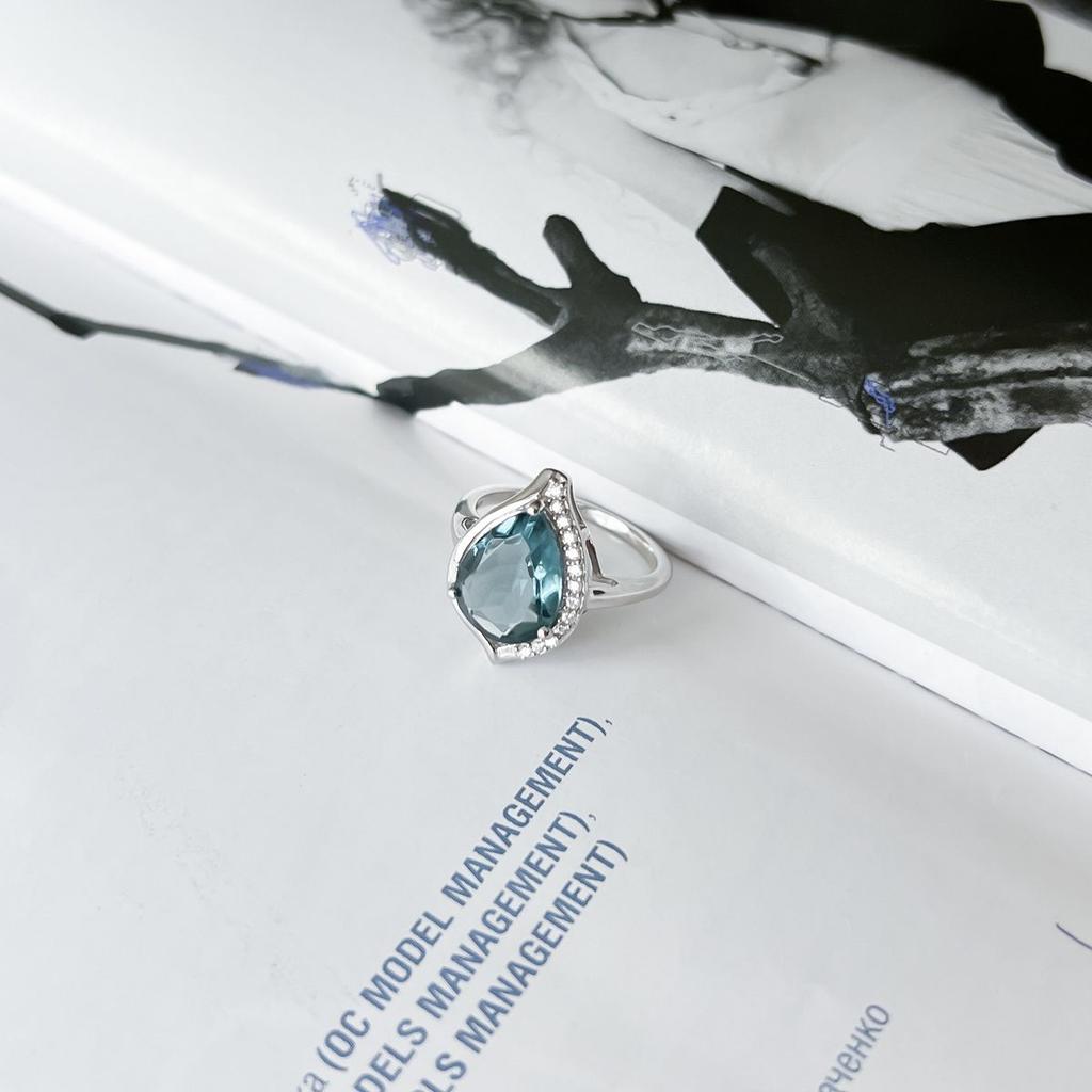 Серебряное кольцо с топазом Лондон Блю 2.775ct, вес изделия 3,36 гр (2151746)
