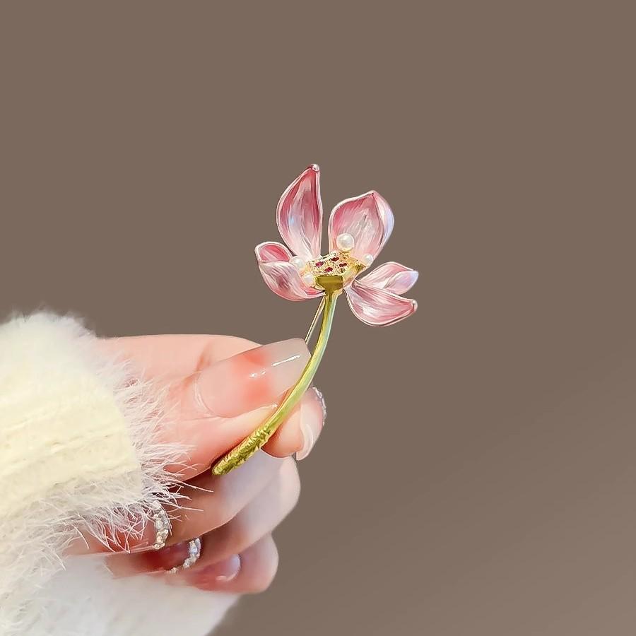 Элегантная брошь-лотос из жемчуга нежно-розового цвета - Классический стиль для женщин