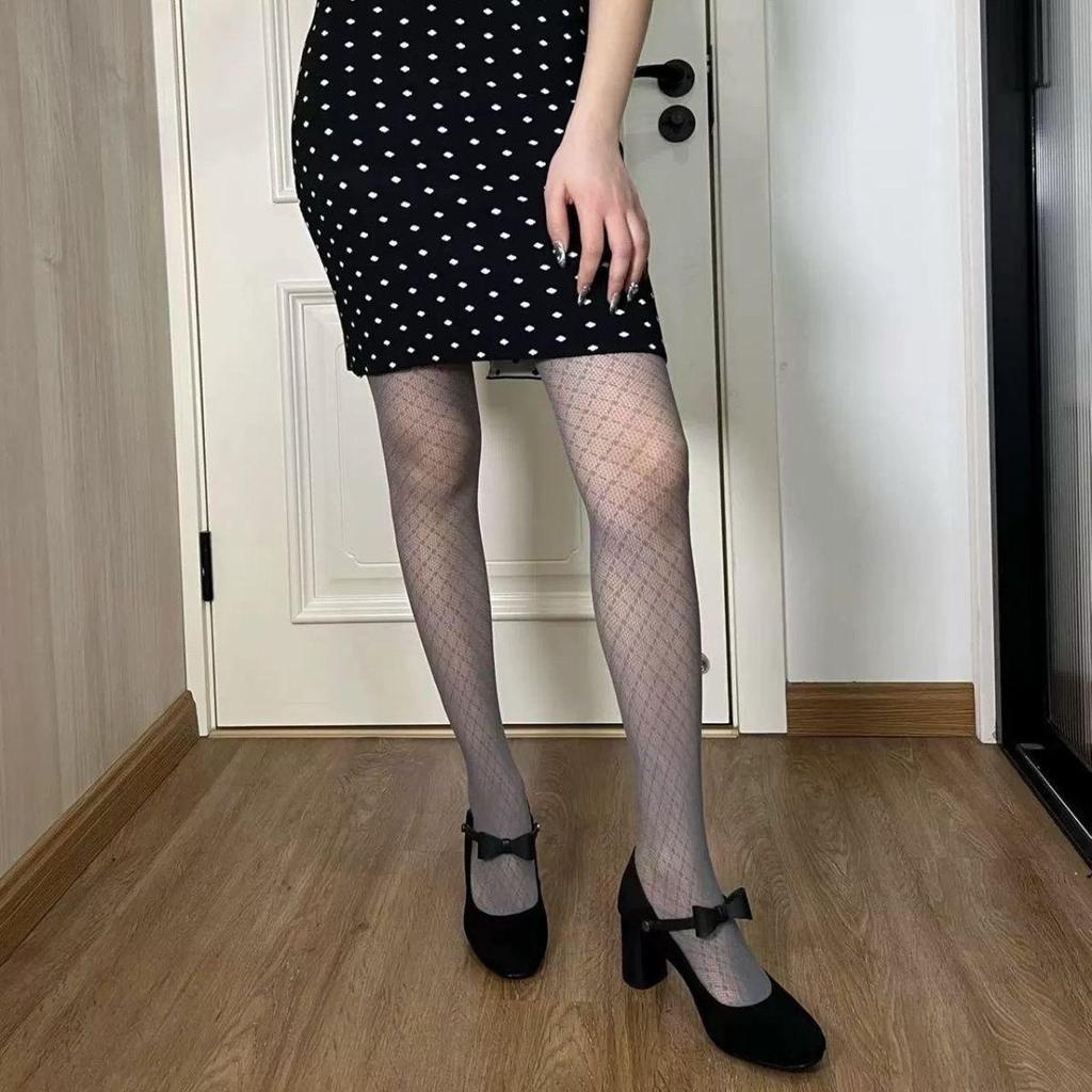 Чулки в сеточку для горячей девушки Mu Ruan: Колготки сетчатые жаккардовые фиолетовые и винно-красные