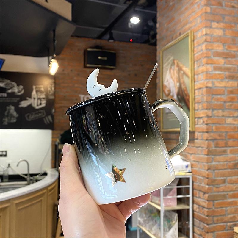 Кружка Creative Cup Literary Girl Mug с простым градиентным рисунком, звездным небом и изображением большого живота, керамическая, с крышкой и ложкой.
