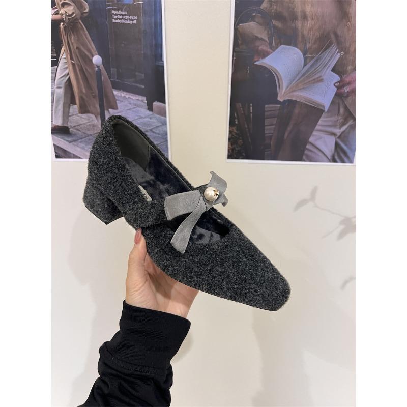 Зимние туфли-лодочки с бабочкой на низком каблуке, модные, с квадратным носком, на флисе, балетки, женские, с ремешком на пряжке, теплые, с плюшем, лоферы