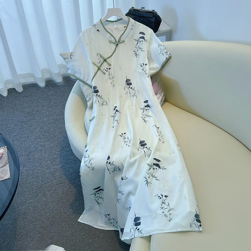 An Elegant New Plus-size Women's Cheongsam Dress