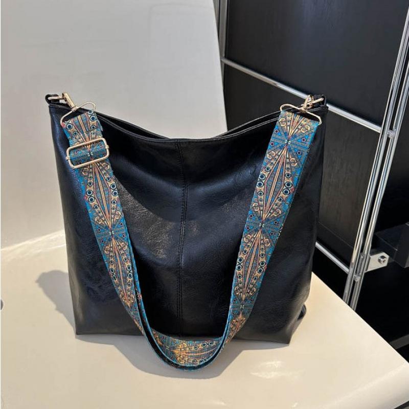 Large Capacity Ladies Bag Summer New Wide Strap One Shoulder Messenger Bag High End Texture Commuter Bucket Bag